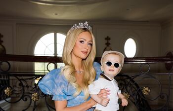 Paris Hilton posando con el cumpleañero Phoenix.