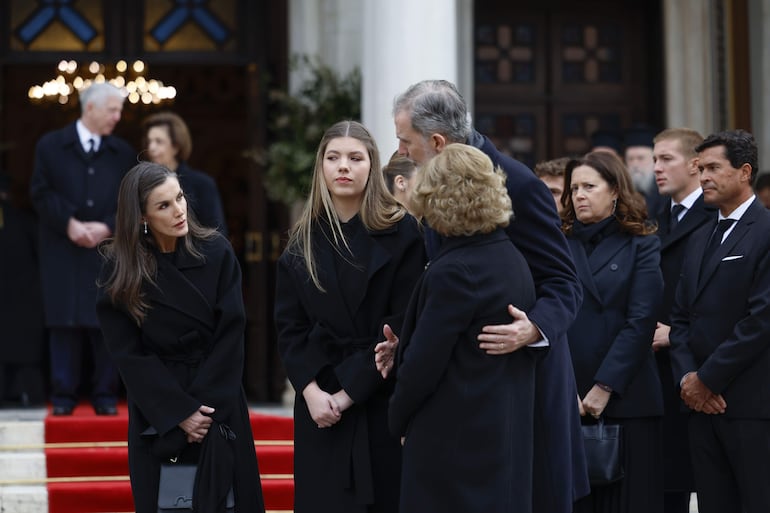 Felipe VI abrazando a la reina Sofia, rodeados de la infanta Sofía y la reina Letizia tras asistir a la misa por la princesa Irene de Grecia en la Catedral de Atenas. (EFE/ Mariscal)
