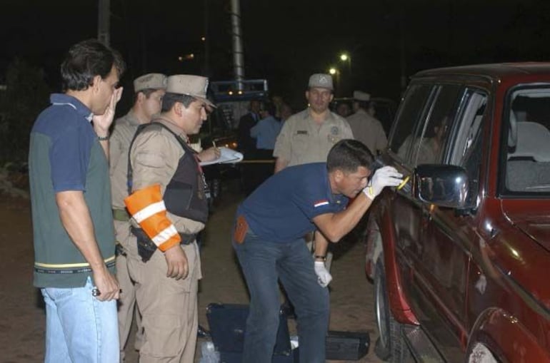 Agentes de la Policía revisan la camioneta de Cecilia Cubas, el 21 de setiembre de 2004.