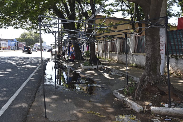 Frente a la sede del Colegio Nacional de la Capital hay puestos todavía libres, aunque el lugar no está en las mejores condiciones de salubridad.