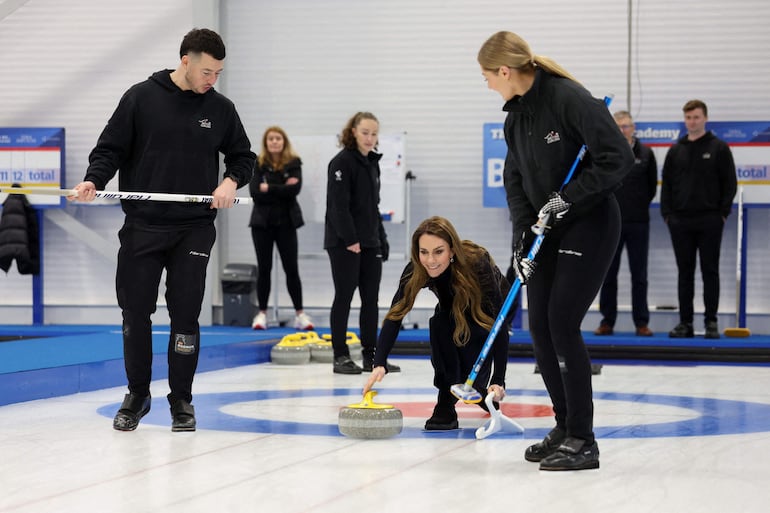 La Princesa de Gales participó en una práctica de curling durante una visita para reunirse con el equipo de Gran Bretaña y los equipos Paralímpicos de Curling de Gran Bretaña, antes de los Juegos Olímpicos de Invierno, en la Academia Nacional de Curling en Stirling, Escocia. (Russell Cheyne / POOL / AFP)