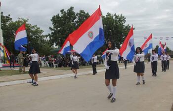 Estudiantes de la comunidad, honraron a los ex combatientes de la guerra del Chaco, en la lejana Bahìa Negra.