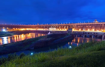 Parte posterior de un tramo de la represa hidroeléctrica Itaipú, iluminada para incrementar su atractivo turístico.