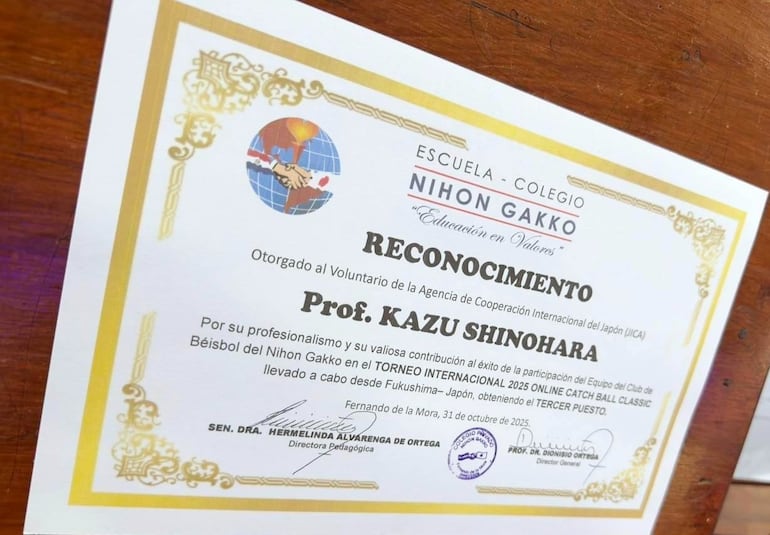 Reconocimiento del Nihon Gakko al profesor Kazu Shinohara.