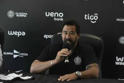 El argentino Pablo "Vitamina" Sánchez durante su presentación como nuevo entrenador de Olimpia.