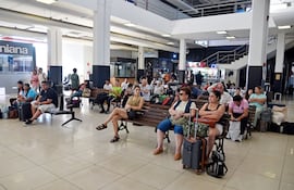 Pasajeros aguardan la salida de sus viajes en la Estación de Buses de Asunción hoy, viernes, primer día del Operativo Semana Santa.