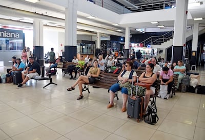 Pasajeros aguardan la salida de sus viajes en la Estación de Buses de Asunción hoy, viernes, primer día del Operativo Semana Santa.