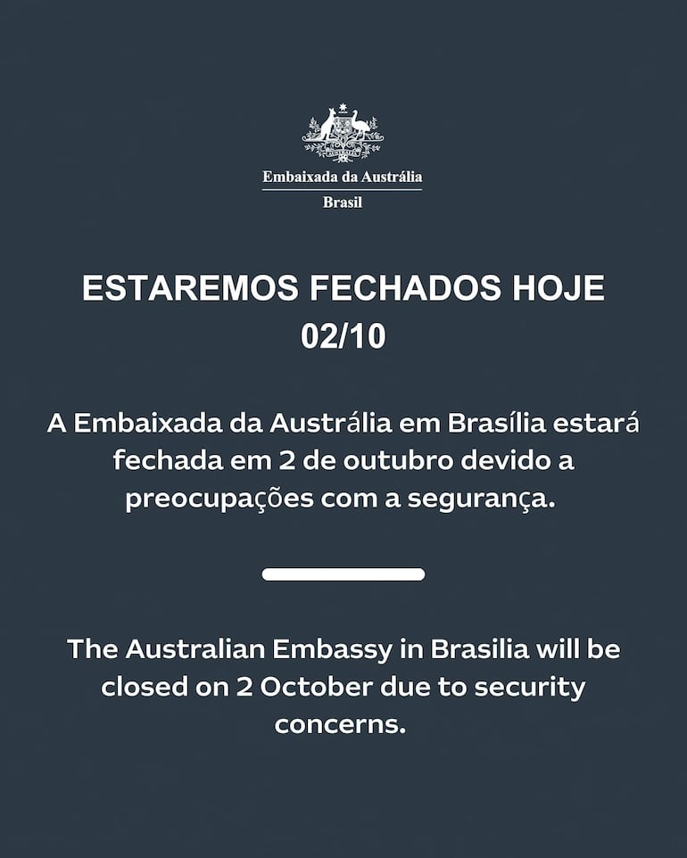 Anuncio de cierre de la Embajada de Australia en Brasil, con escudo y texto en portugués e inglés.