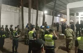 Un importante contingente policial fue desplegado para ejecutar el procedimiento.
