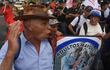 Adultos mayores marchan en protesta contra el gobierno.