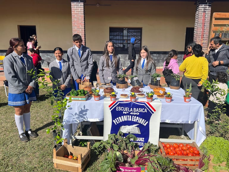 Los estudiantes, con entusiasmo, expusieron sus cosechas y prepararon deliciosos postres con productos de sus huertas escolares.