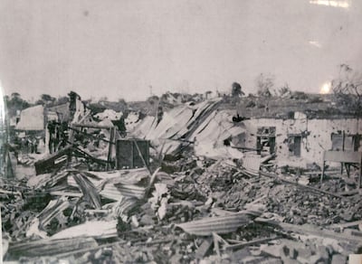 Escenario de devastación con estructuras destruidas y escombros dispersos, representando el impacto del tornado de 1926.