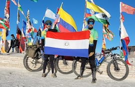 "Promesa cumplida", celebran los paraguayos que llegaron en bicicletas al salar de Uyuni en Bolivia.
