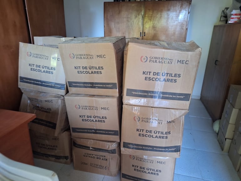 Kit escolares enviados por el MEC al colegio Ángel Muzzolón.