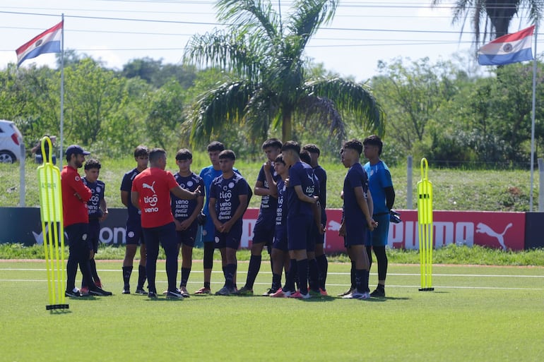 El entrenador de la selección paraguaya sub 15, Wilfrido Bazán conversa con sus dirigidos en la sesión de entrenamientos desarrollada en el Carde de Ypané.
