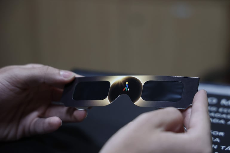 El Ministerio de Ciencia, Innovación y Universidades y el Grupo Social ONCE reparten gratis dos millones de gafas seguras para el eclipse del 12 de agosto, este martes en el Museo de Ciencias Naturales en Madrid y en otros puntos de España. 
