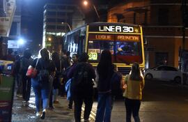 Pasajeros esperando por un transporte público.