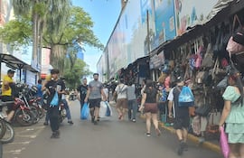 Una gran afluencia de gente se puede observar en la zona céntrica de Ciudad del Este.