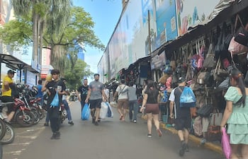 Una gran afluencia de gente se puede observar en la zona céntrica de Ciudad del Este.