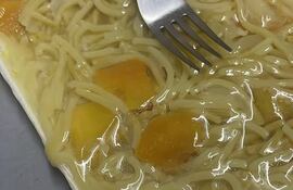 La publicación del doctor Carlos Morínigo, acompañada de una fotografía donde se observa un plato entregado en el Ineram, compuesto únicamente por fideos y pequeños cortes de una verdura, aparentemente zanahoria.