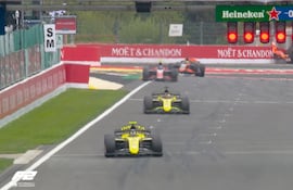 Joshua Duerksen (2) y Rafael Câmara, ambos de Invicta Racing, en la parte final de la prueba de clasificación del GP de Bélgica.