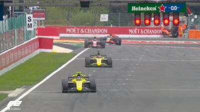 Joshua Duerksen (2) y Rafael Câmara, ambos de Invicta Racing, en la parte final de la prueba de clasificación del GP de Bélgica.