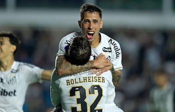 Christian Oliva celebra su gol en la copa Sudamericana para el Santos.