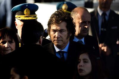 El presidente de Argentina, Javier Milei (C).
