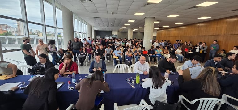 Miles de postulantes aguardando para entregar sus carpetas