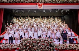 Momento en que levantan las rosas rojas, una tradición de años.