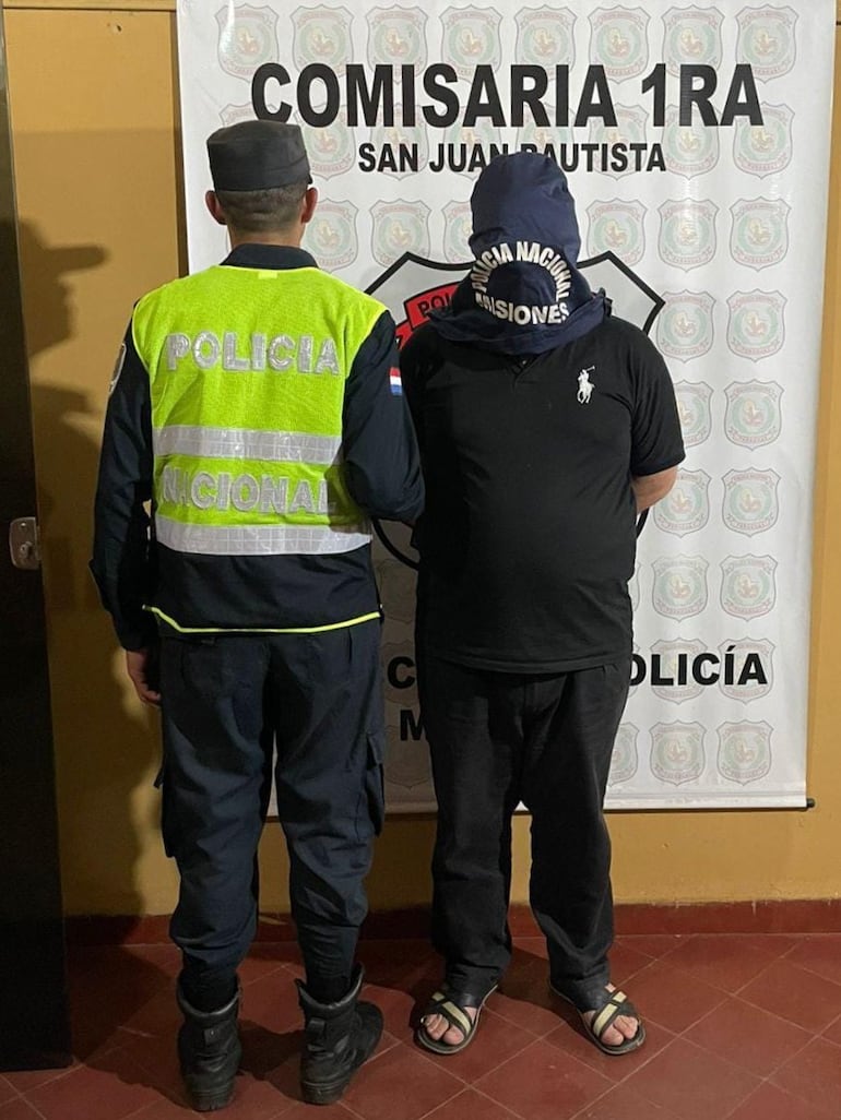 El sacerdote Ismael Obregón Olmedo, encapuchado y esposado, en la comisaría 1° de San Juan Bautista, Misiones.