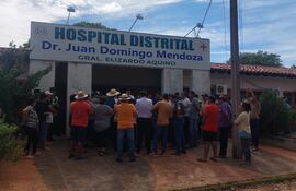 Familiares del fallecido protestan frente al Hospital Distrital de Gral. Aquino.