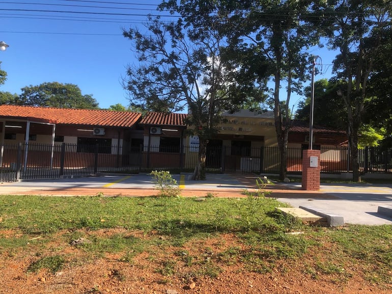 El acceso a la futura USF de Costa Irala, Quiindy, permanece cerrado y sin actividad en obra.