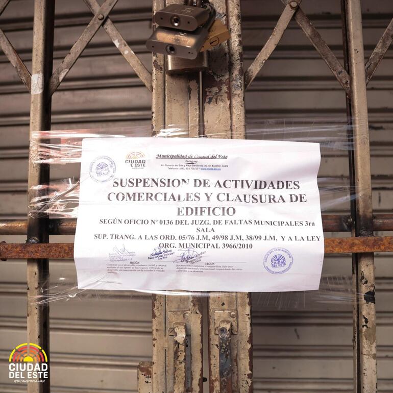 Los funcionarios municipales procedieron a clausurar el edificio céntrico. 