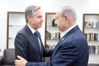 El primer ministro israelí Benjamin Netanyahu (a la derecha) recibe al secretario de Estado de EE.UU., Antony Blinken, hoy en Tel Aviv.