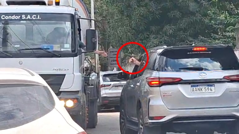 Momento en que el que sería el brasileño Luciano Pereira Castelo o Luciano Pampado Casquel apunta con una pistola a un camionero.