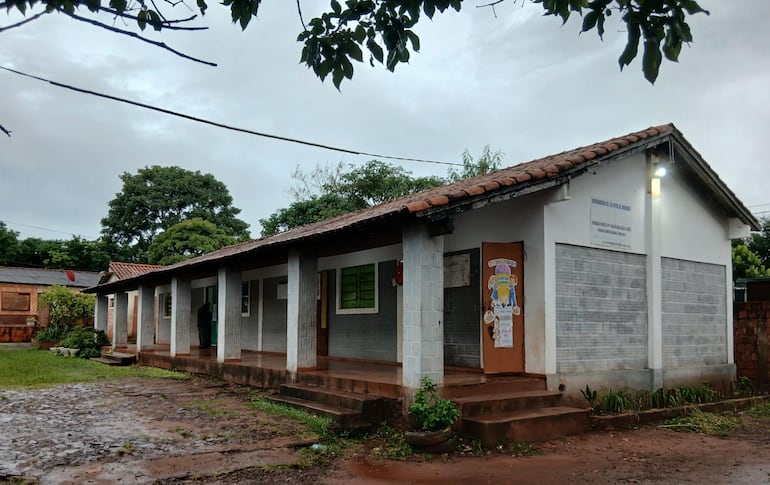 Un pabellón presenta serios daños en el techo y abundan las goteras cuando llueve, denunció la directora.
