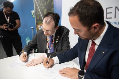 Acuerdo suscrito por Rodrigo Sauaia, representante de ABSOLAR, y Pablo Zuccolillo Mateo, presidente de APES.