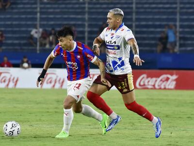 Santiago Arzamendia (i), jugador de Cerro Porteño, domina el balón en un partido frente a Nacional por el torneo Apertura 2024 del fútbol paraguayo en el estadio La Nueva Olla, en Asunción.