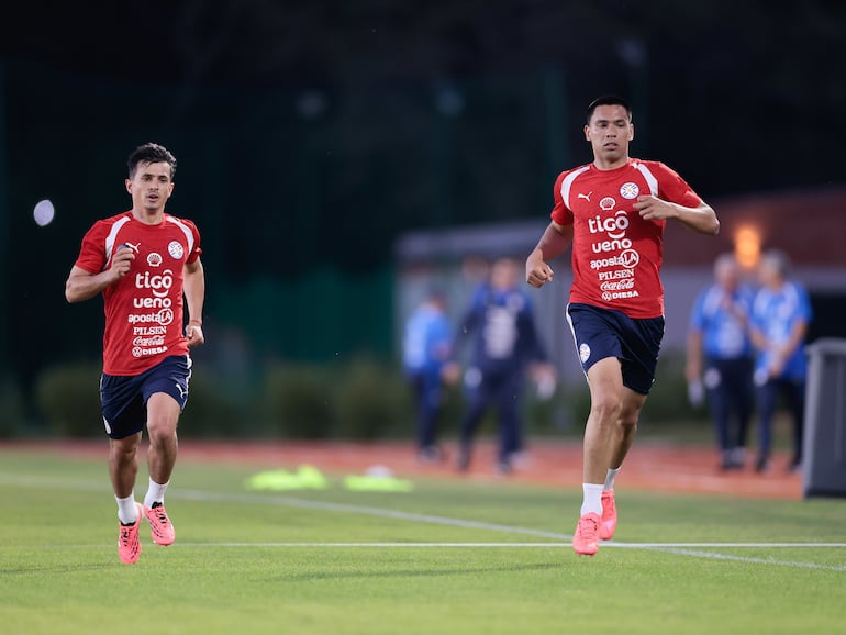 Andrés Cubas (30) y Diego Gómez (23) intensifican el ritmo en el entrenamiento de esta tarde.