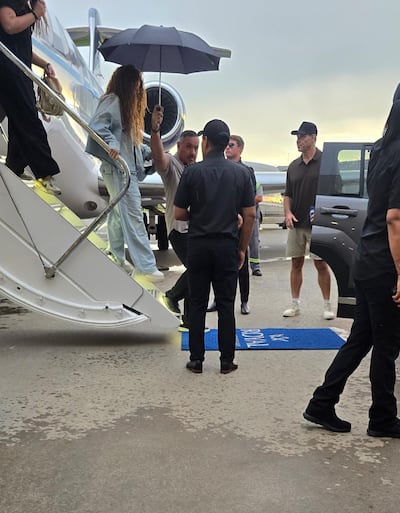 Llegada de Shakira al aeropuerto internacional Silvio Pettirossi.