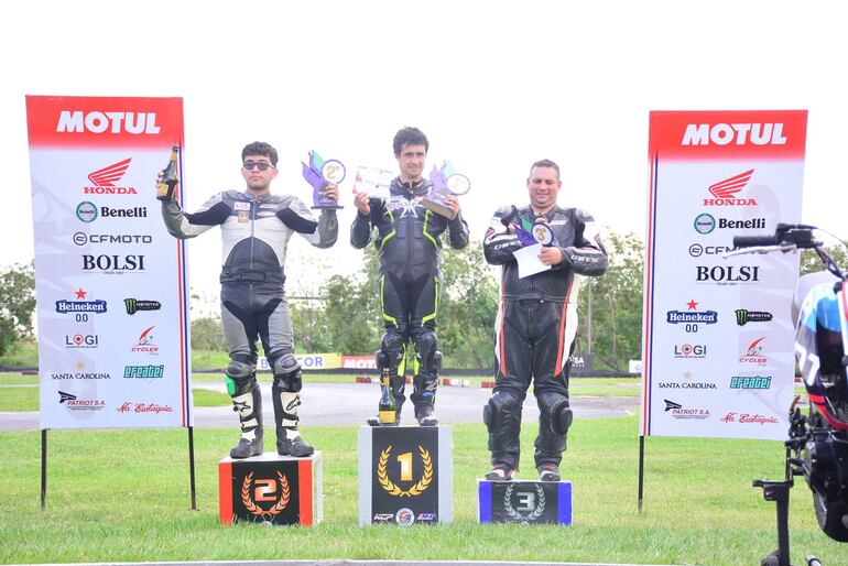Podio final de la competitiva GP Light: 1°) Eumelio Acuña, 2°) Adriel Alarcón y 3°) Jorge Casaccia.