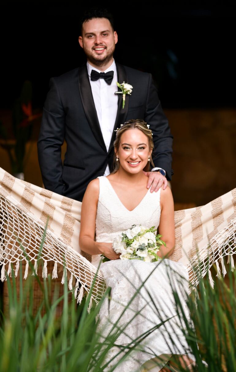 Felices en la noche de su boda Marcia Traverzzi Godoy y Matías Rivas Téllez.