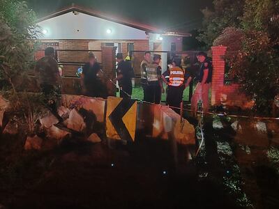 Muralla por la que el motociclista habría chocado al perder el control en la curva.