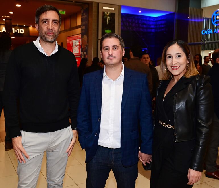 El embajador de Gran Bretaña, Ramin Navai; Hernán Moyano y Montse Ramírez.