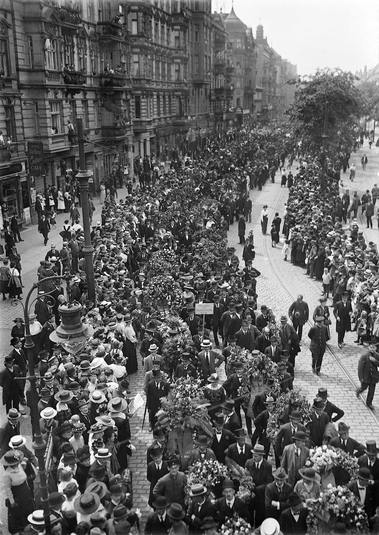 Funeral de Karl Liebknecht y Rosa Luxemburgo. Procesión fúnebre en la Grosse Frankfurter Strasse. Fotografía de Willy Römer.