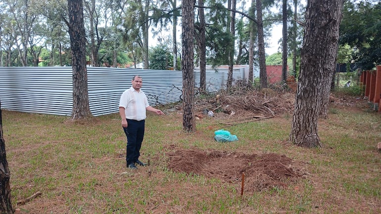 El director Luis Velázquez, mostrando el sitio donde se realizó el "bautismo" sin autorización de los directivos.