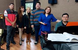 Parte del elenco que pondrá en escena "Jha che reta" este domingo en el CCPA.
