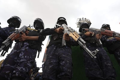 Combatientes hutíes durante una marcha en Saná, Yemen.