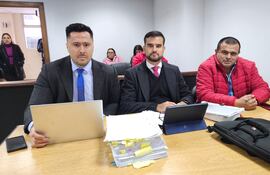 Hilario Adorno (Izq.) junto a sus abogados defensores en el juicio oral.